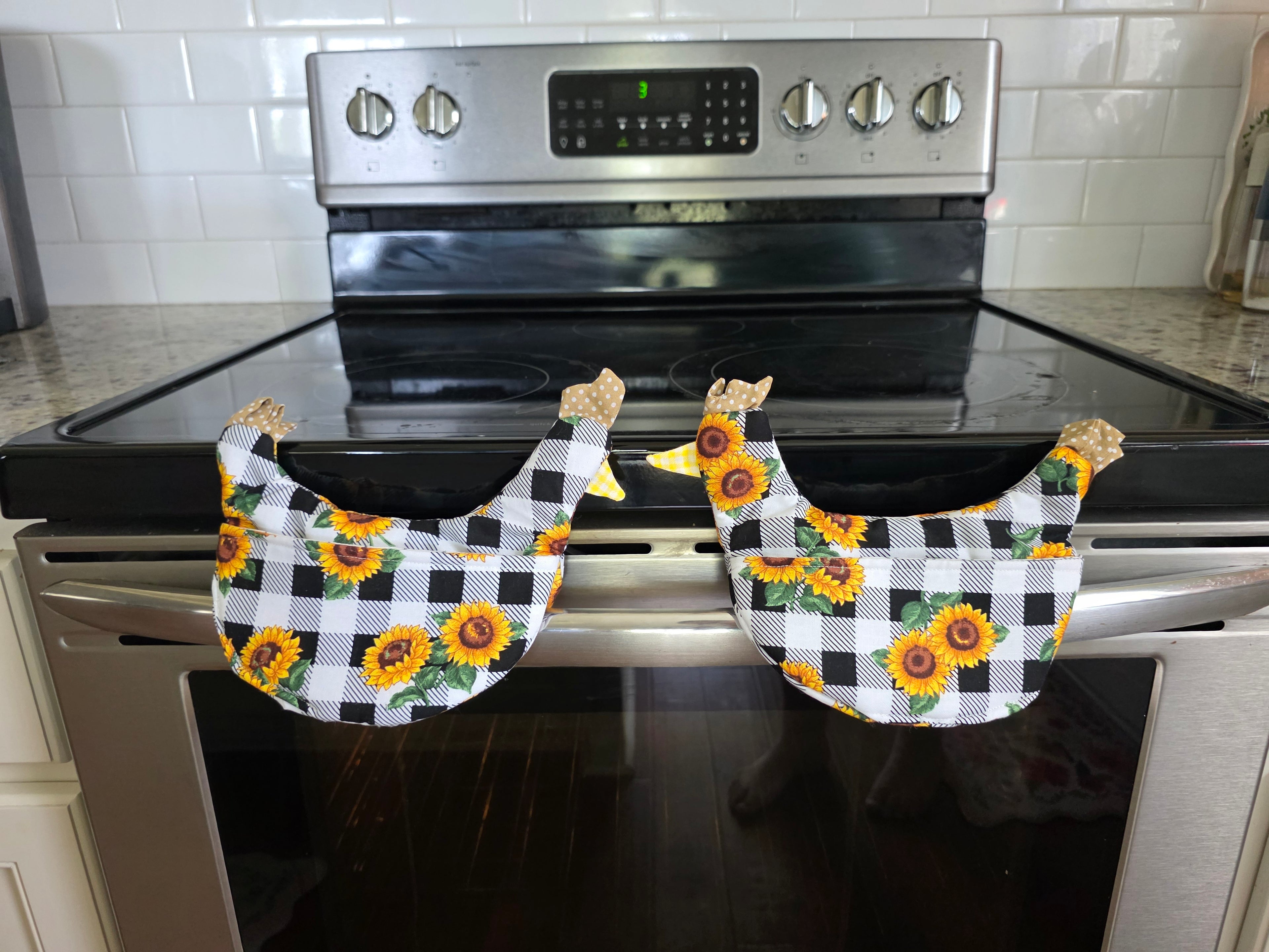 Single Handmade Chicken Oven Mitt – Sunflower Fabric- Farmhouse Kitchen Decor